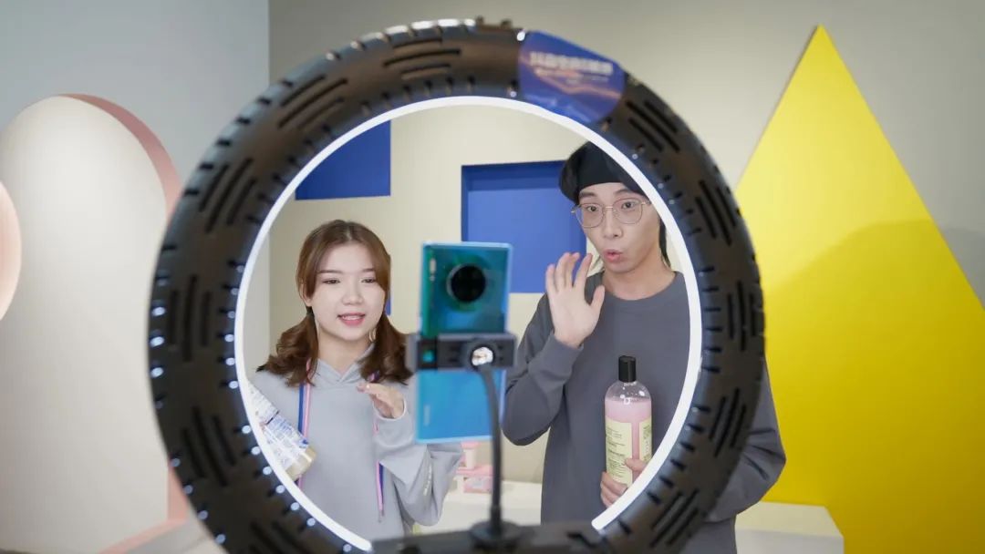 充分发挥产业优势 污污漫画
旗下三平台多举措抗击疫情